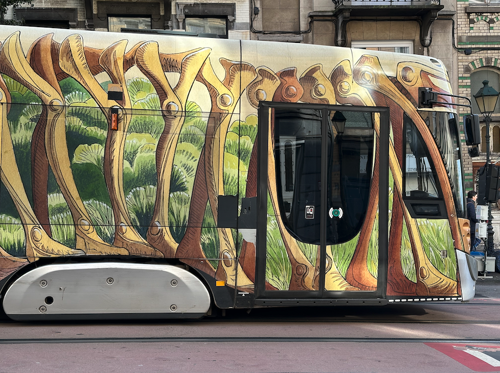 Un bus-todonte (un autobus la cui facciata Ã¨ decorata interamente con quello che sarebbe il suo scheletro millepiedi) per le strade di Bruxelles