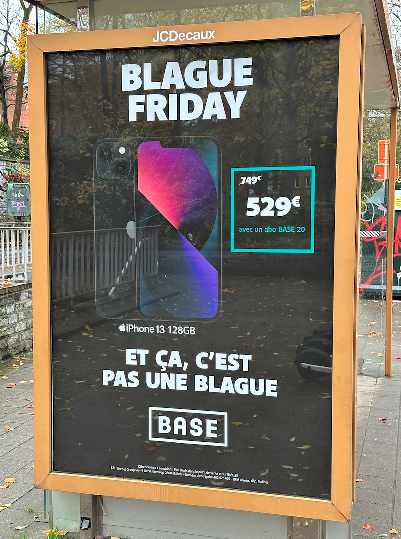 Un manifesto pubblicitario che accusa il Black Friday di essere una sciocchezza e allo stesso tempo propone unâ€™offerta per il Black Friday